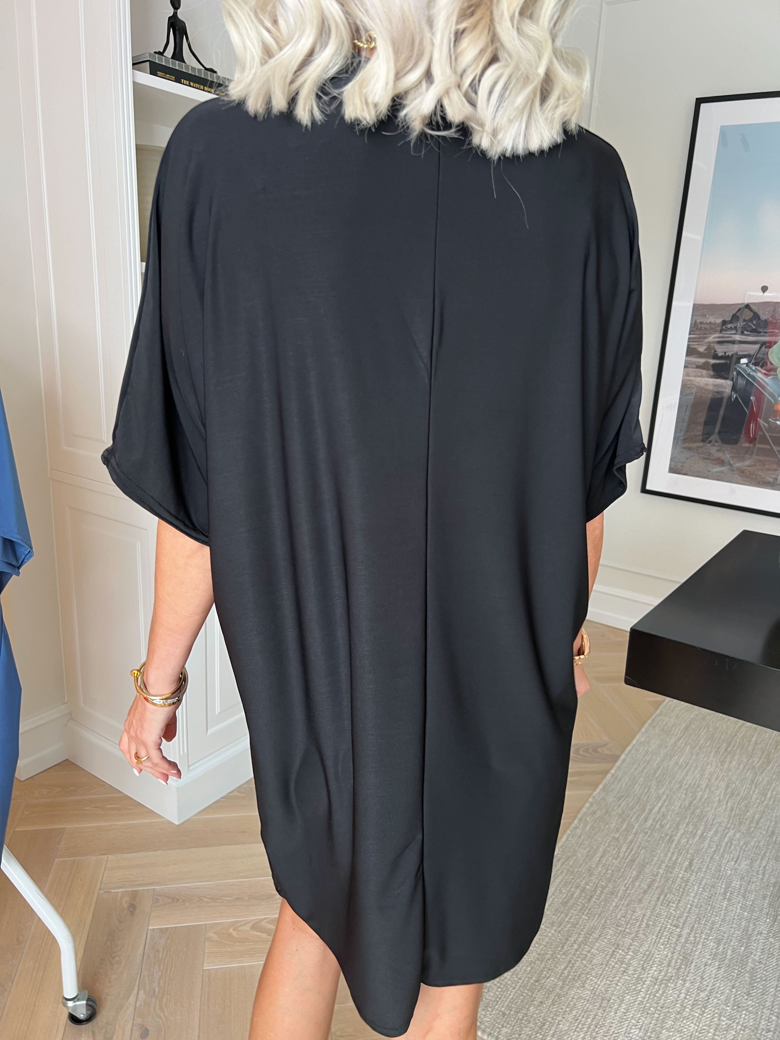 Lenna - Simpel ensfarvet kjole i elastisk stof